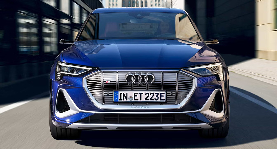 Experience driving dynamics and design language on a new level with the Audi e-tron S Sportback.