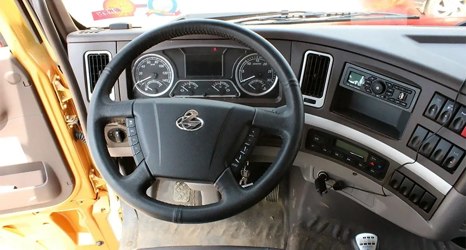 Chenglong 6x4 H7 Tractor Truck interior